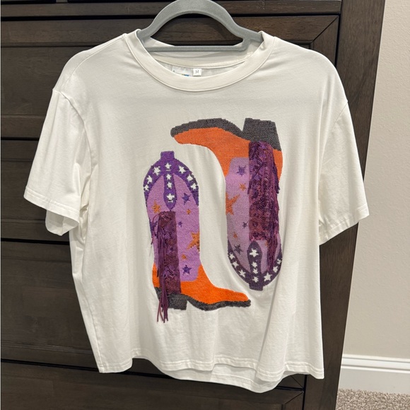 QUEEN OF SPARKLES Tops - Queen of Sparkles fringe boot tee size M